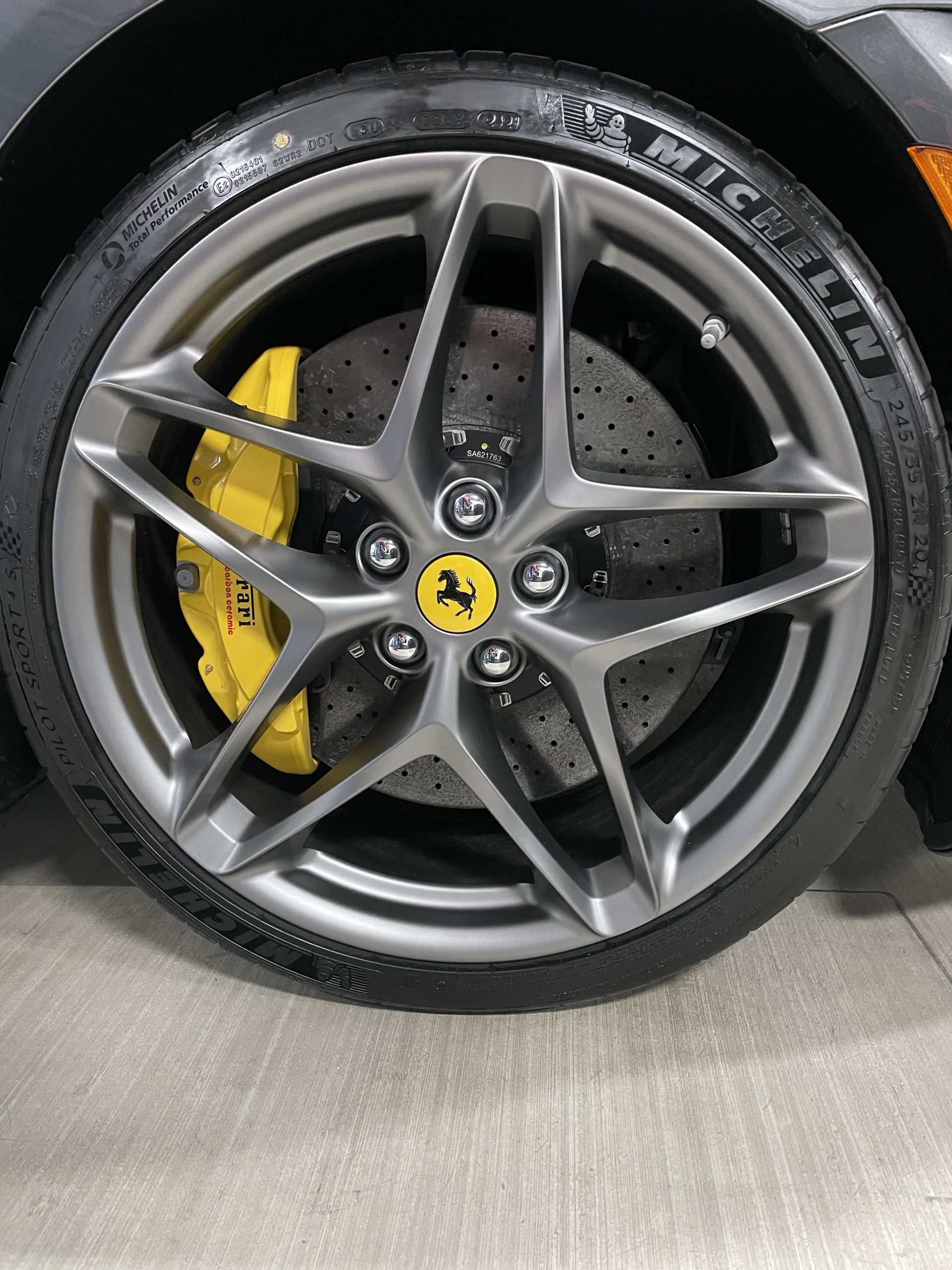 Ferrari rim